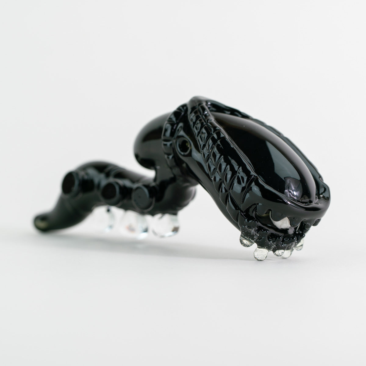 Pipa de mano 'Alien' que brilla en la oscuridad de Empire Glassworks